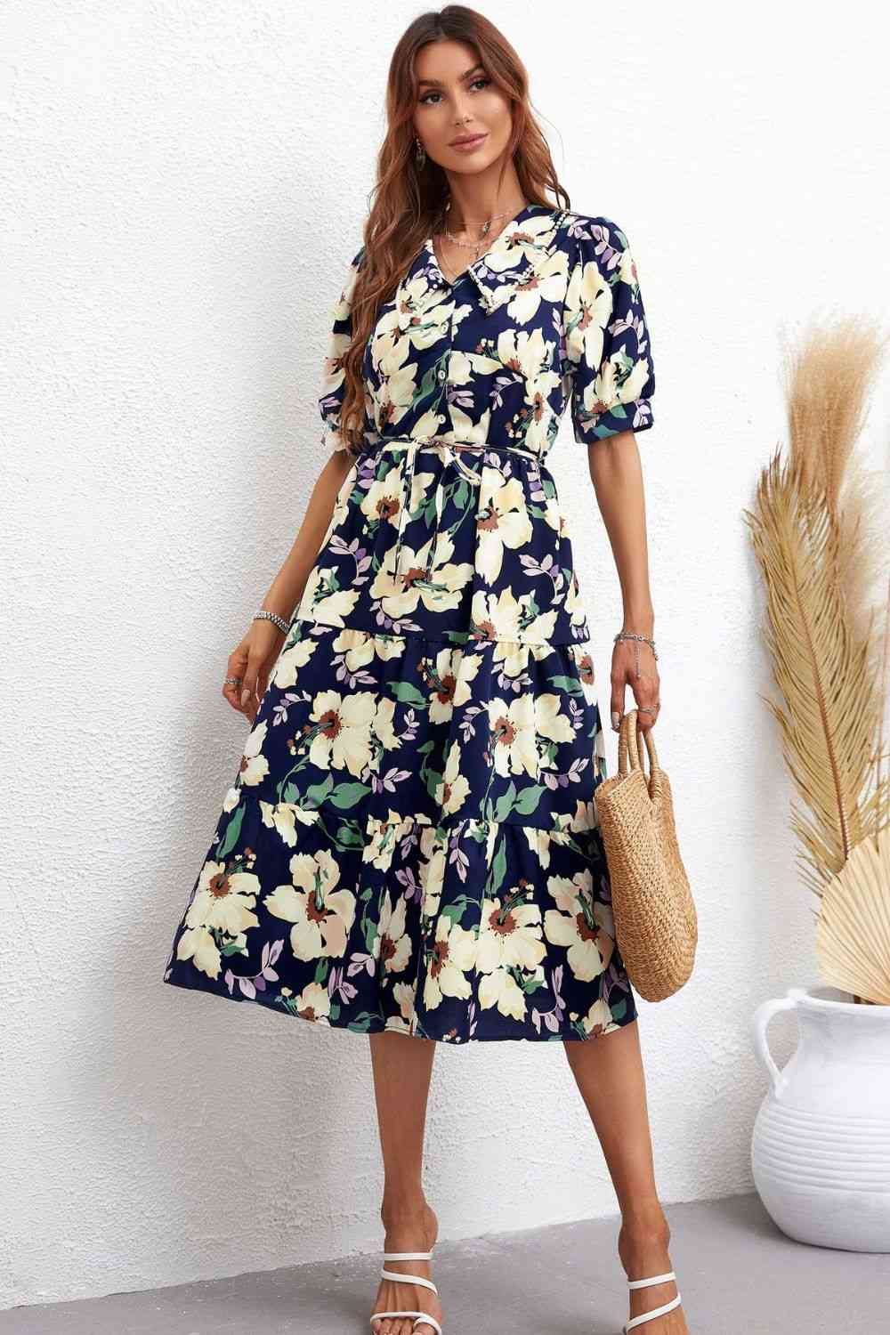 Vestido midi escalonado con cuello y cuello floral