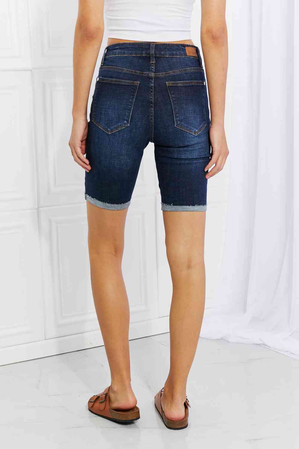 Judy Blue Lucy Bermudas de talle alto con parches