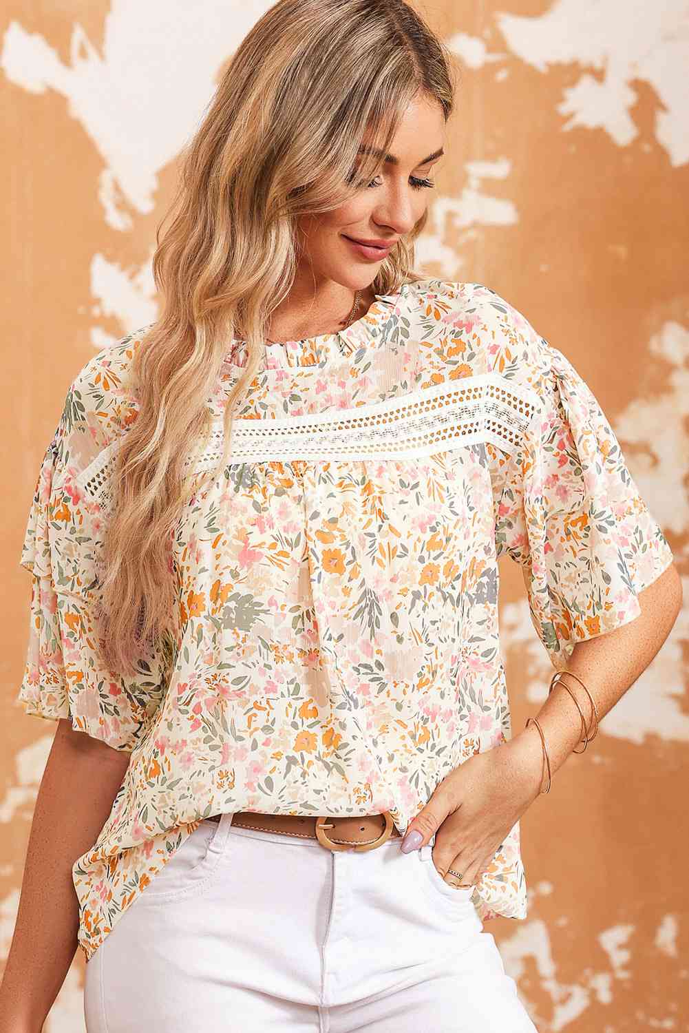 Blusa floral de manga corta con cuello redondo