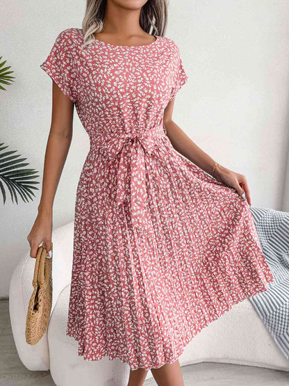 Robe plissée à petites fleurs et ceinture