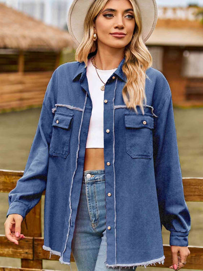 Top denim con cuello abotonado y dobladillo sin rematar