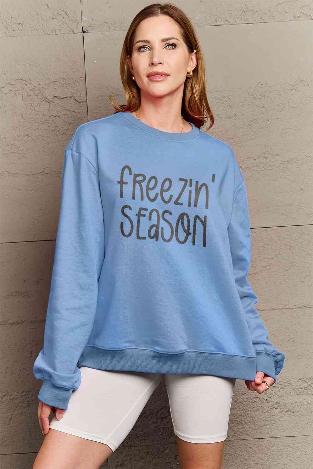 Simply Love Sweat-shirt graphique FREEZIN' SEASON pleine taille