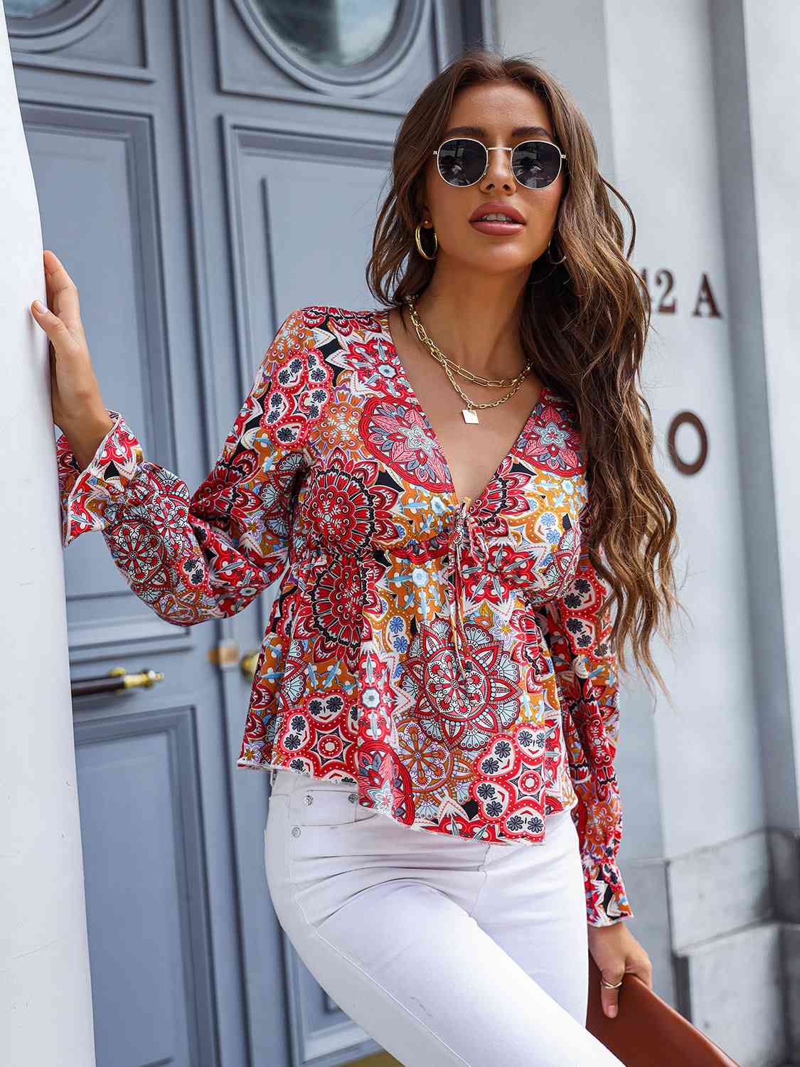 Blusa estampada con cuello en V y mangas con volantes