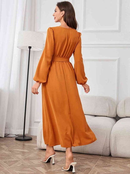 Robe longue à manches bouffantes et taille nouée