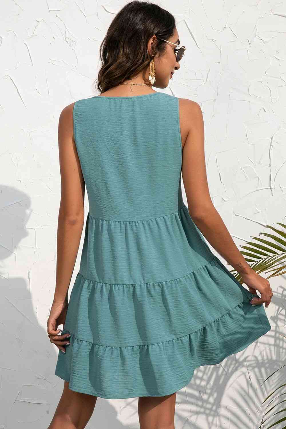 Vestido sin mangas con cuello en V y botones decorativos