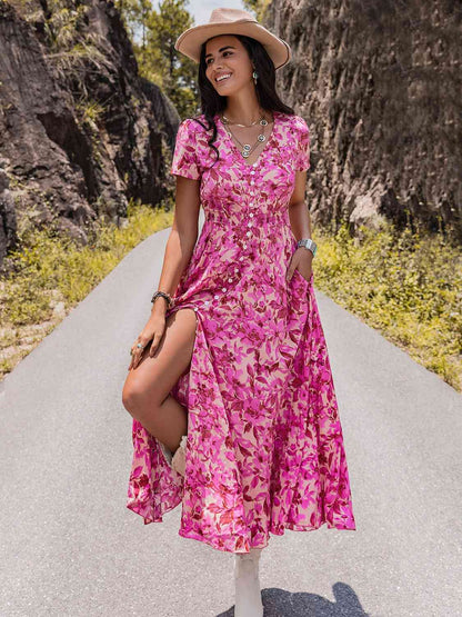 Vestido floral con abertura y cuello en V