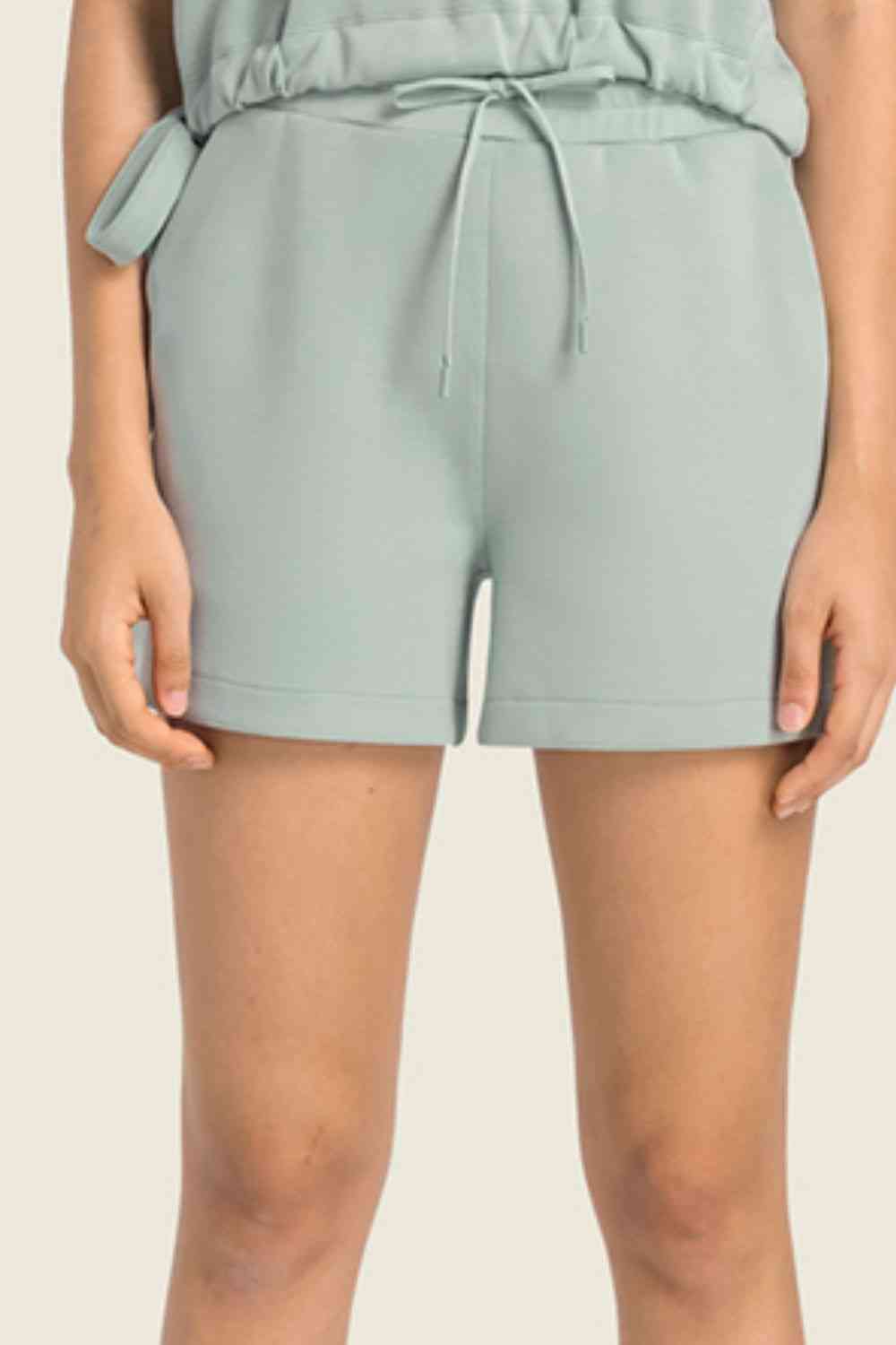 Short de sport à taille élastique avec cordon de serrage et poches