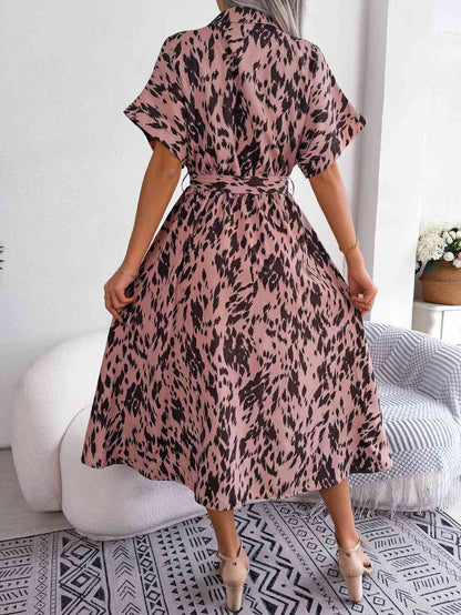 Robe imprimée à col et manches courtes avec lien à la taille