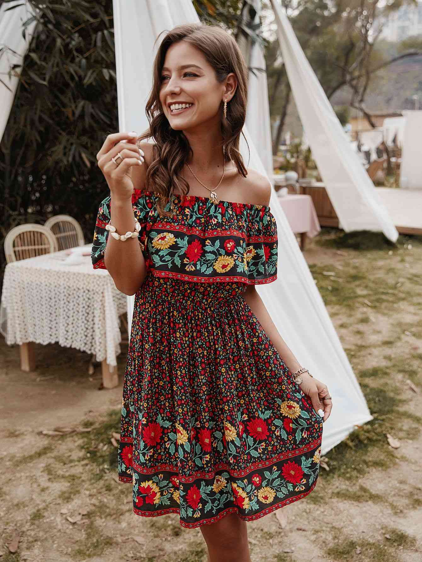 Vestido hasta la rodilla sin tirantes con hombros descubiertos y estampado bohemio