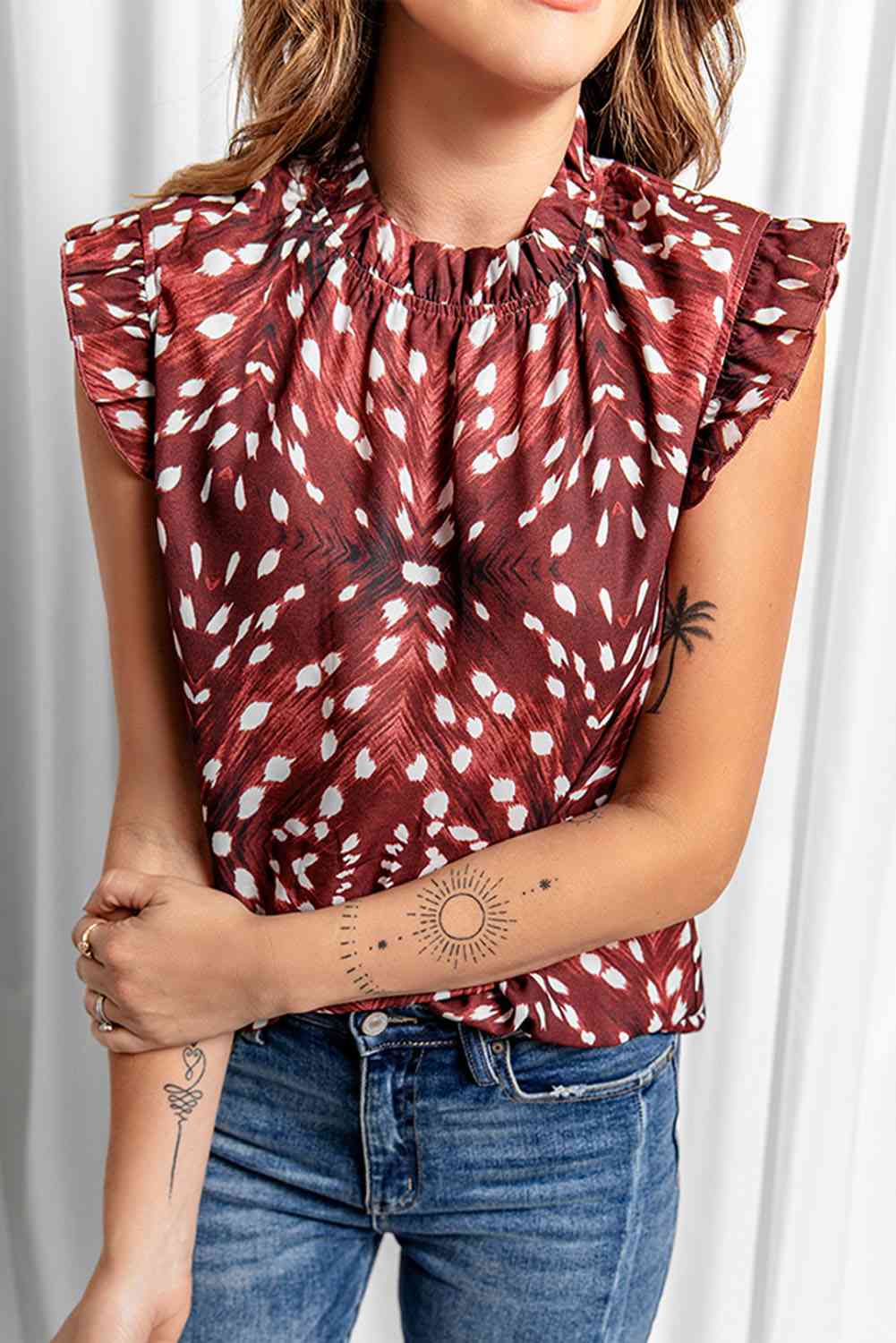 Blusa estampada con volantes en los hombros