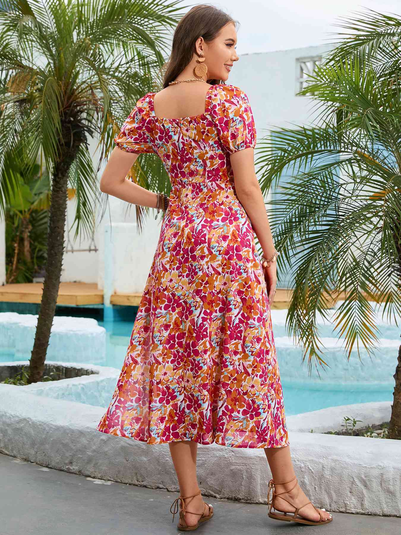 Vestido midi floral de manga corta con cuello cuadrado