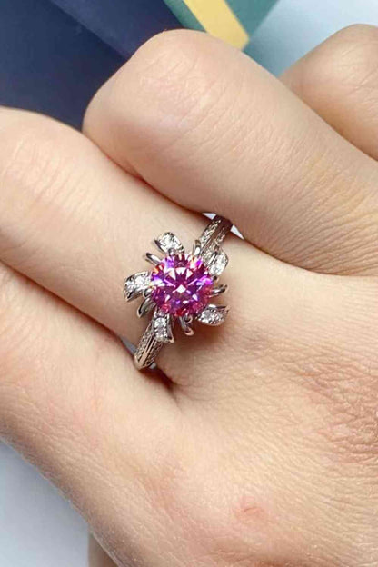 Anillo en forma de flor de moissanita de 1 quilate