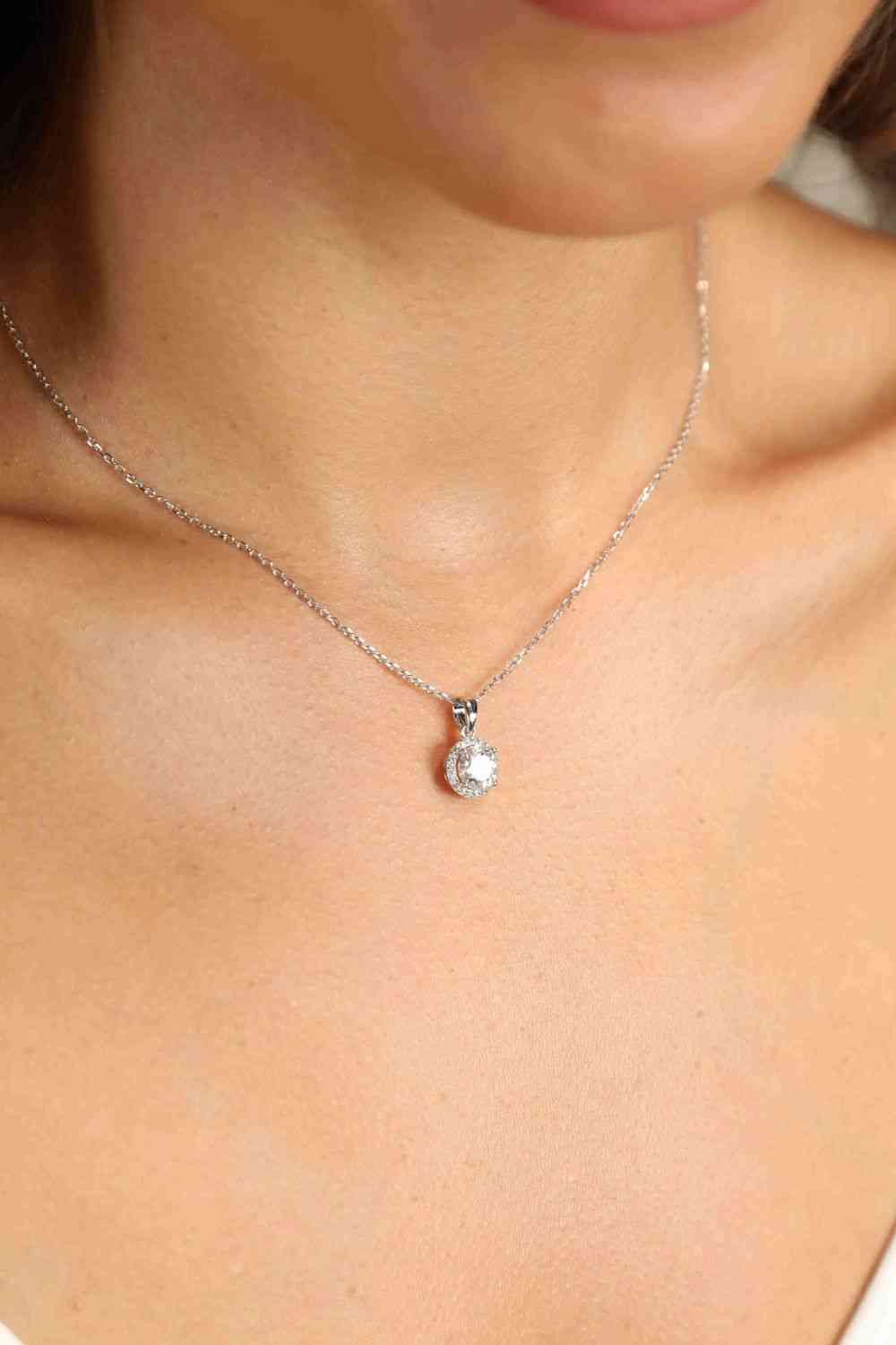 Adored Chance to Charm Collier avec pendentif rond en moissanite 1 carat