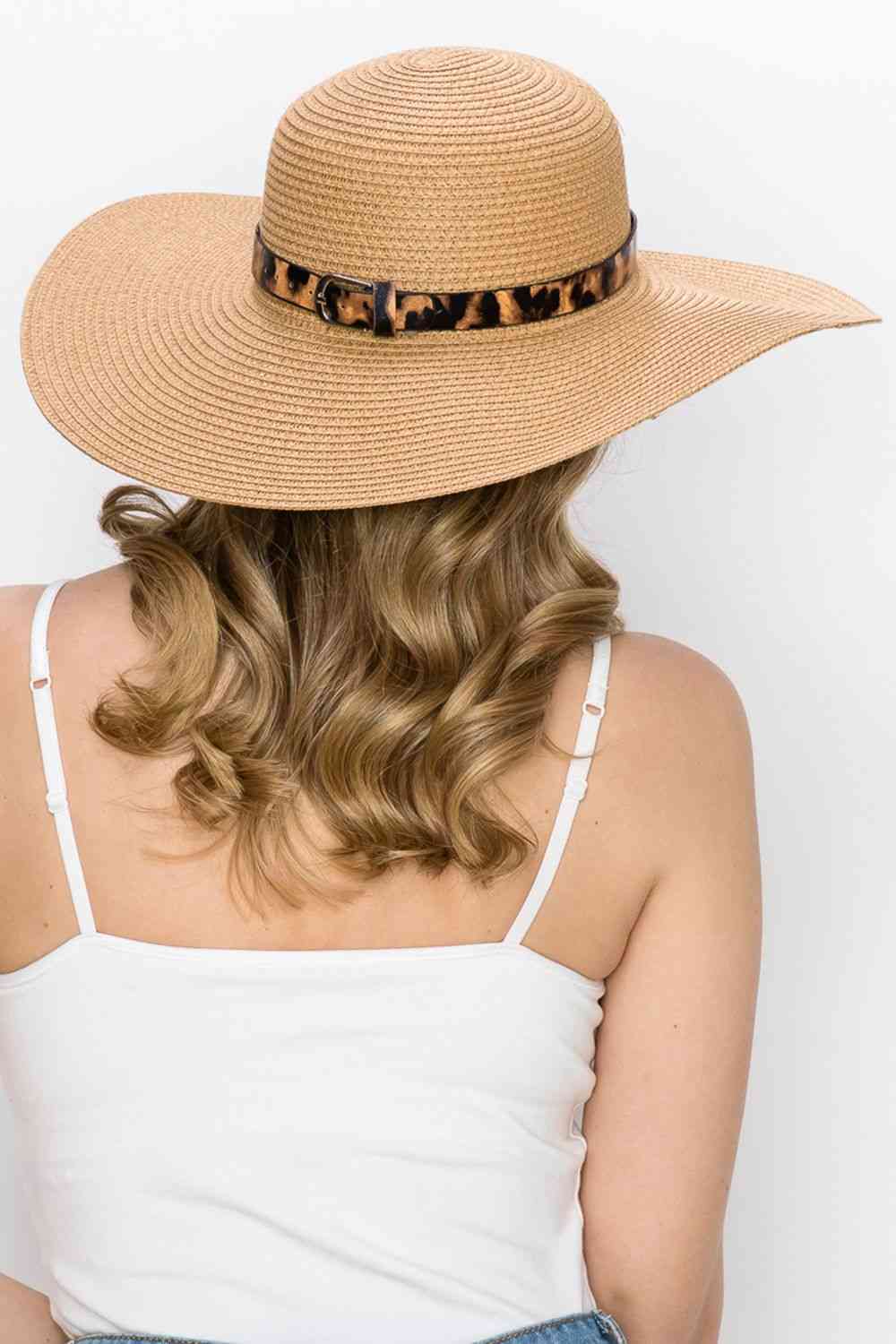 Sombrero para el sol con cinturón estampado en beige de Justin Taylor