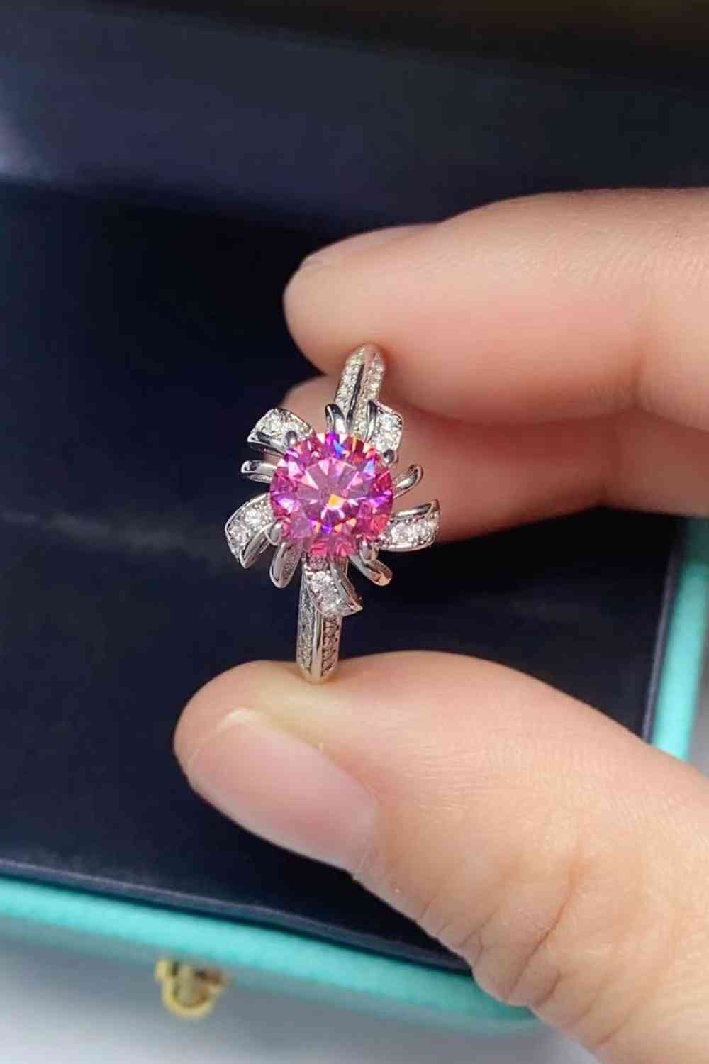 Anillo en forma de flor de moissanita de 1 quilate