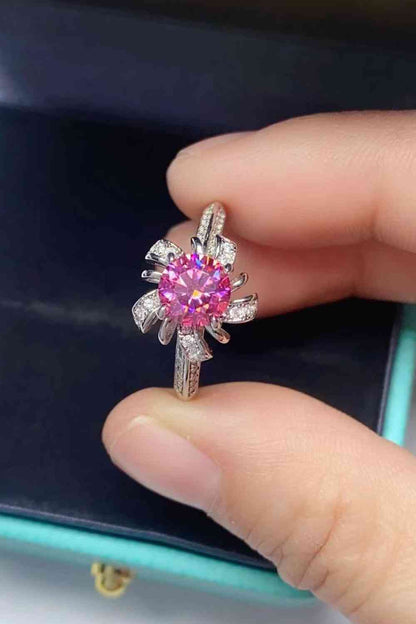 Anillo en forma de flor de moissanita de 1 quilate