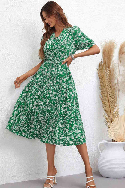 Robe mi-longue florale à manches bouffantes et taille nouée