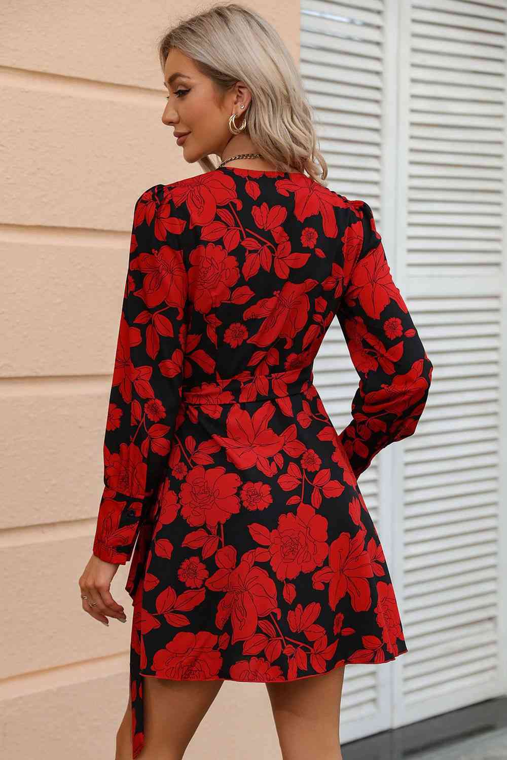 Robe à imprimé floral avec surplis et lien à la taille