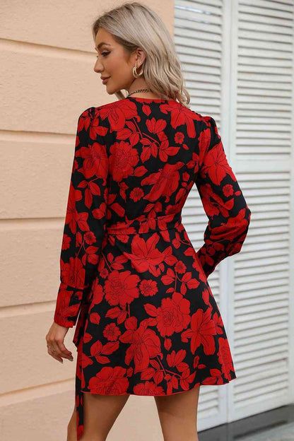 Vestido con estampado floral y cintura con lazo y cuello sobrepelliz