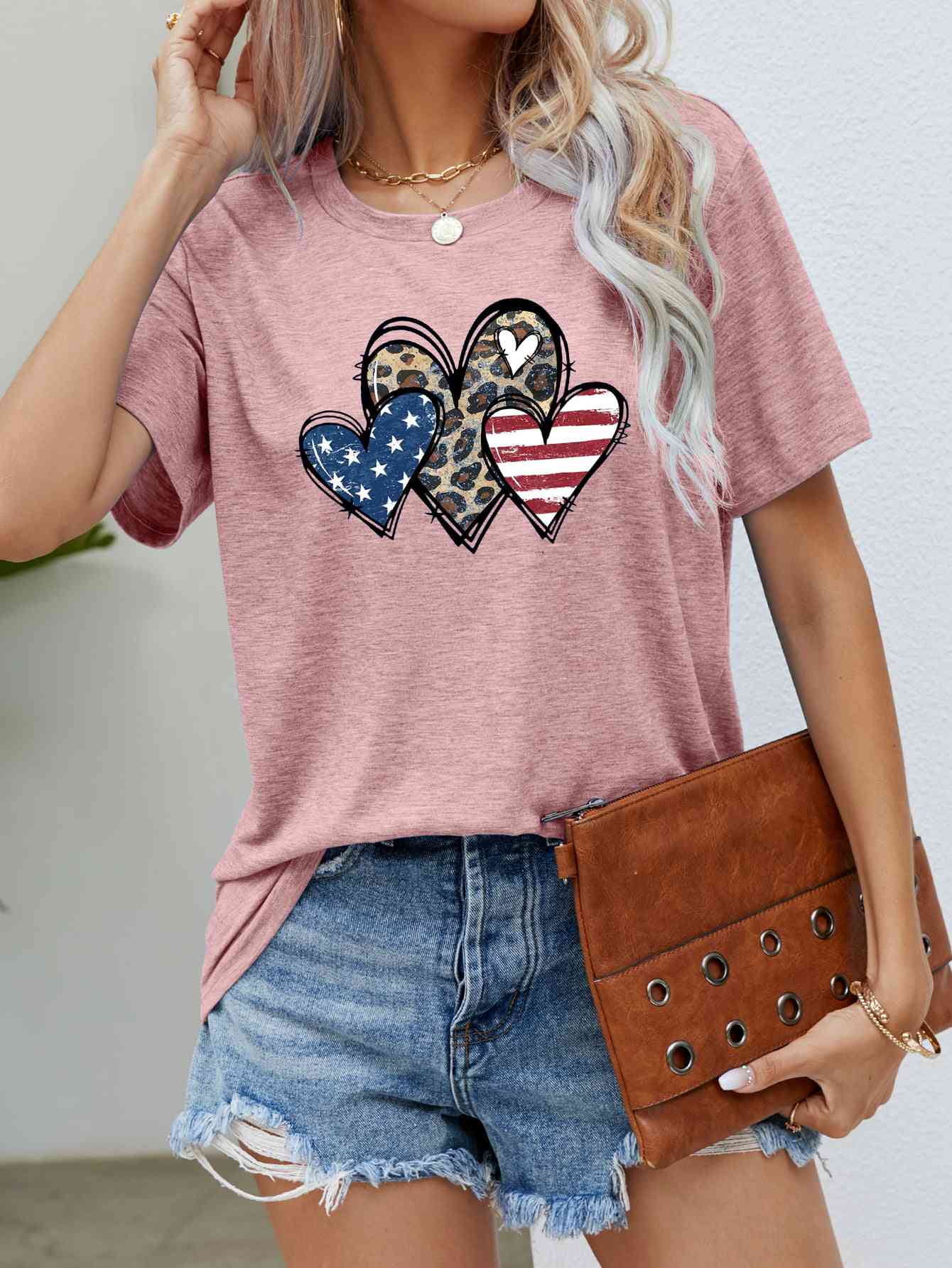 Camiseta con gráfico de corazón de leopardo y bandera de EE. UU.