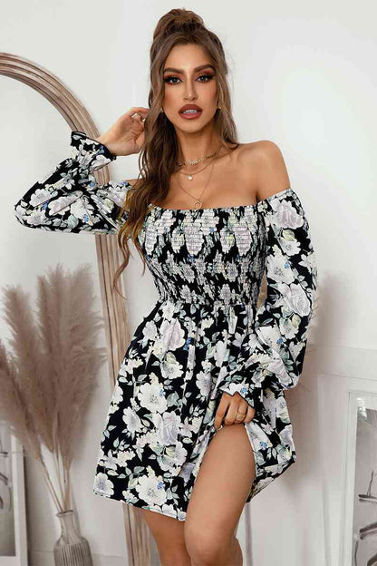 Vestido floral con cuello cuadrado y mangas con volantes