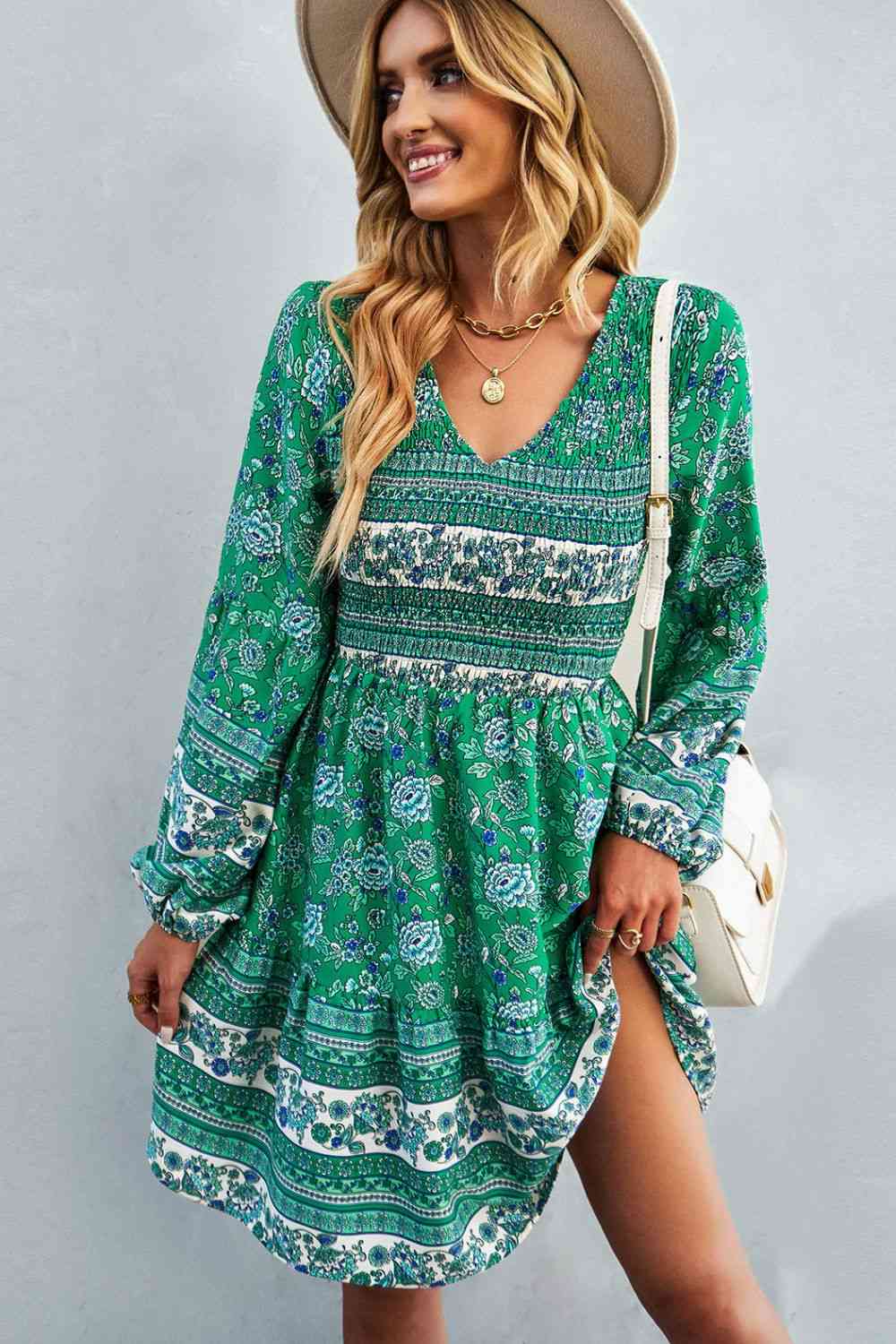 Vestido bohemio con manga globo y cuello en V