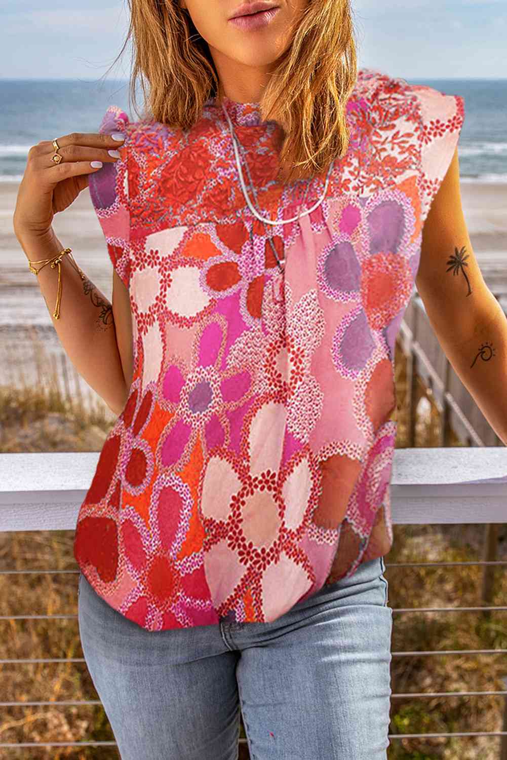 Blouse florale à manches courtes et détails froncés