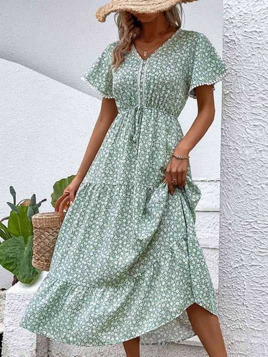 Robe étagée à petites fleurs et col en V