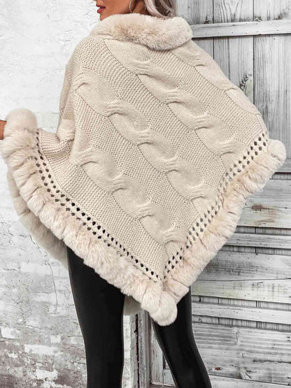 Poncho en tricot torsadé avec bordure en fausse fourrure