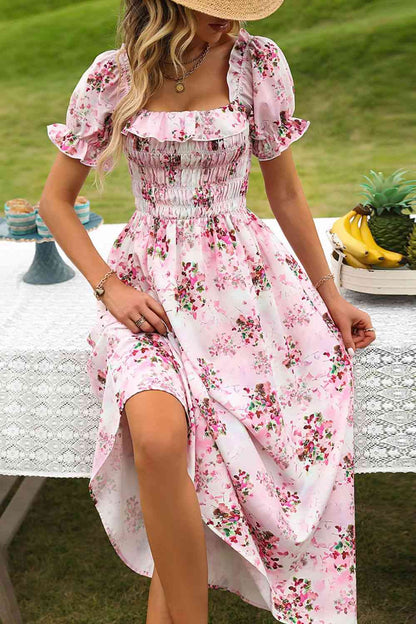 Vestido midi floral con cuello cuadrado y mangas con volantes