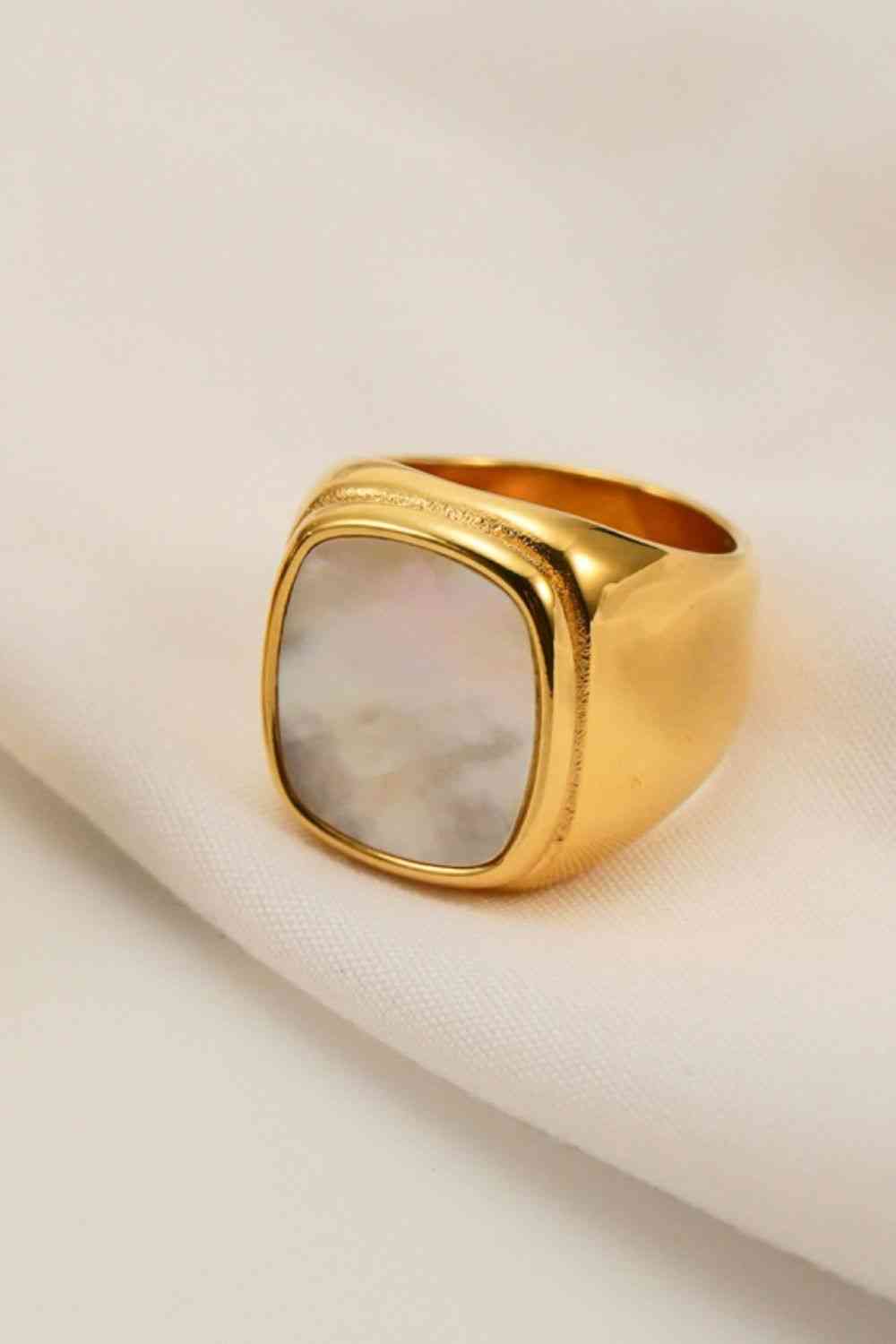 Anillo de acero inoxidable chapado en oro de 18 quilates con incrustaciones de concha