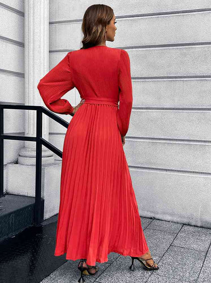 Robe longue plissée à col en V et taille nouée