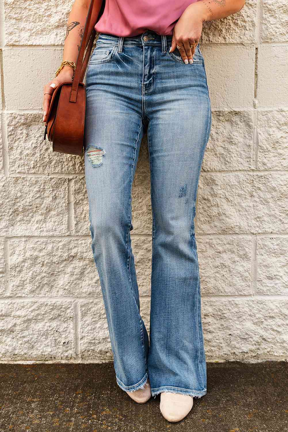 Jeans acampanados desgastados con cintura alta