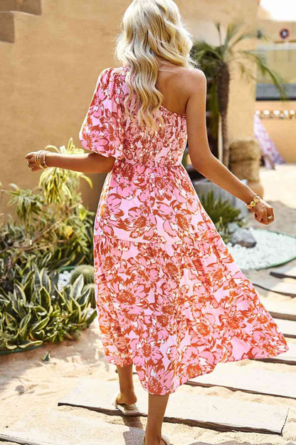 Vestido midi floral con un solo hombro y fruncido