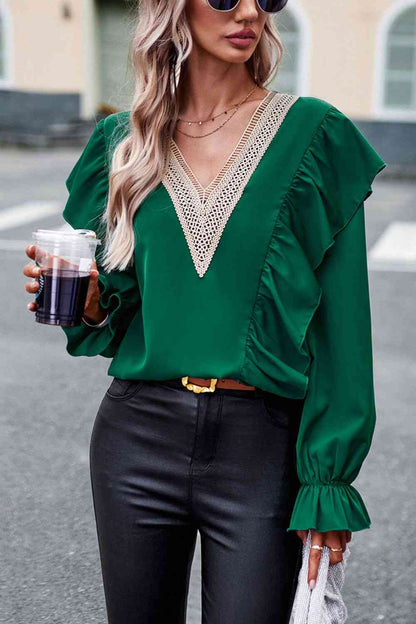 Blusa con cuello en V y manga con volante