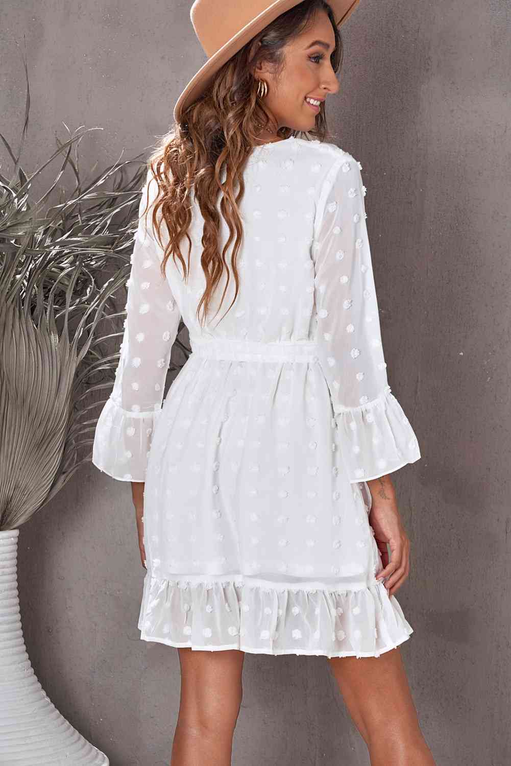 Robe surplis à volants et à taille nouée à pois suisses