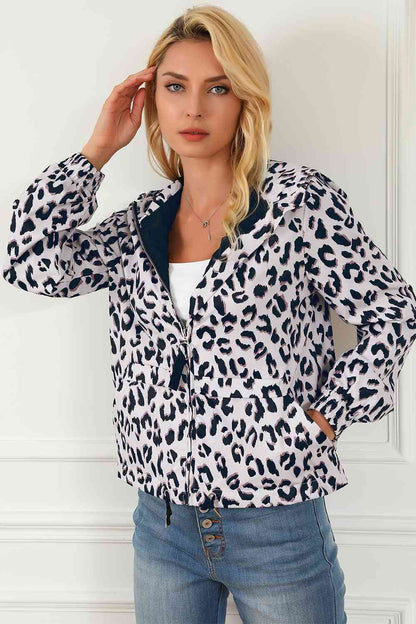 Chaqueta con capucha y cremallera de leopardo