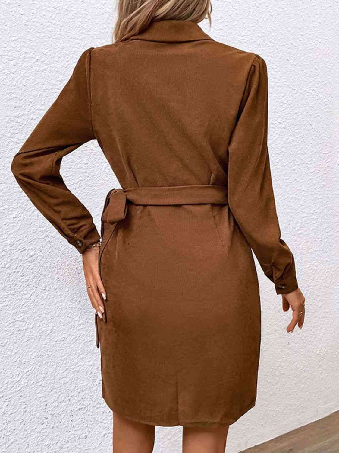 Vestido con cuello abotonado y manga larga con lazo lateral