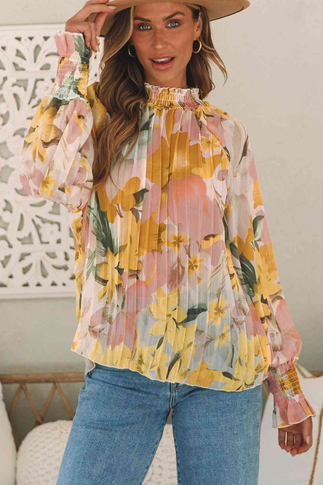 Blusa plisada con cuello simulado y estampado floral