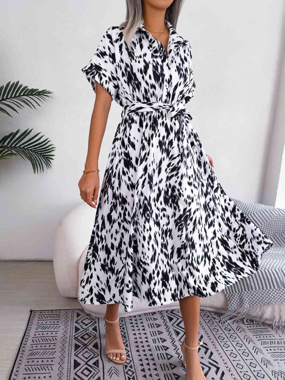 Robe imprimée à col et manches courtes avec lien à la taille