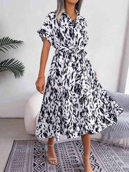 Robe imprimée à col et manches courtes avec lien à la taille