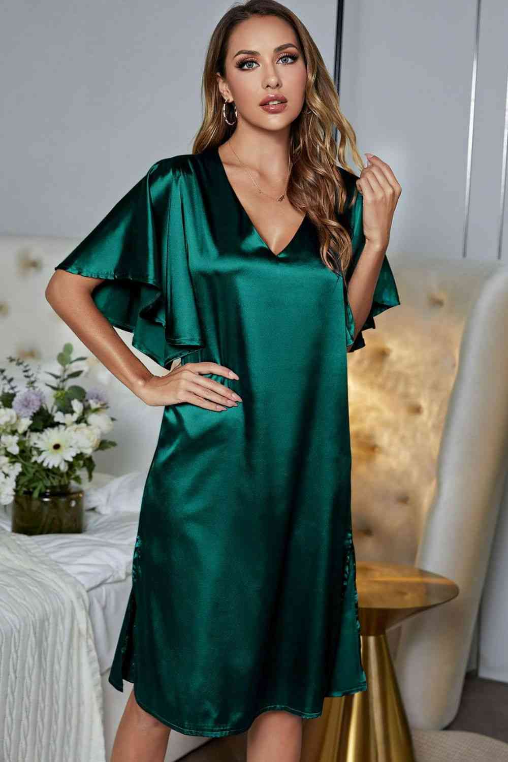 Robe de nuit en satin à manches flottantes et fente latérale à col en V