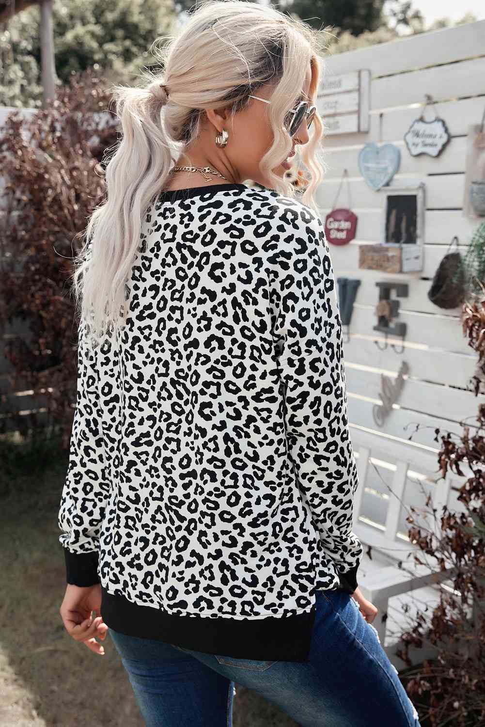 Sweat-shirt léopard à fente latérale et bordure contrastée
