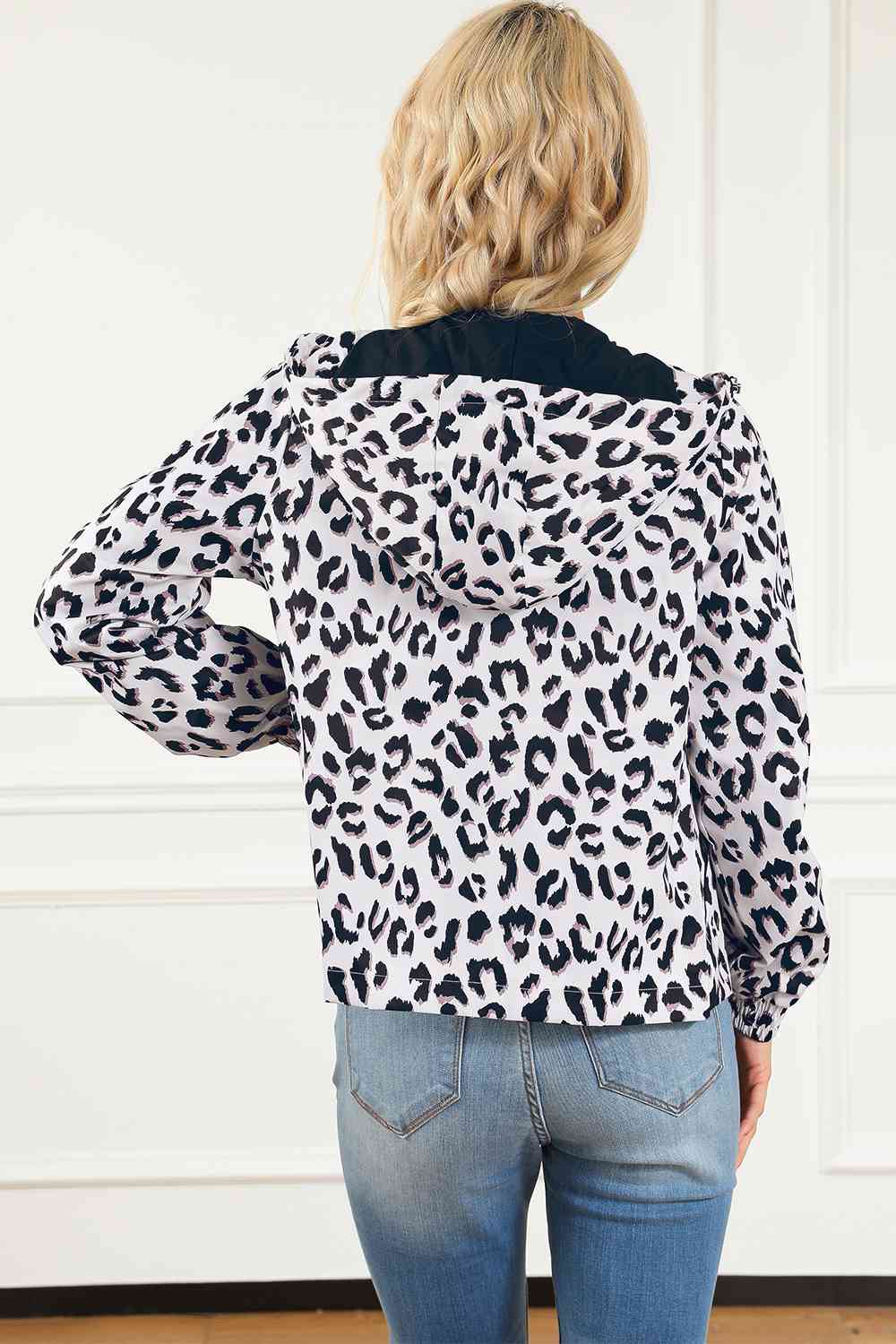 Chaqueta con capucha y cremallera de leopardo