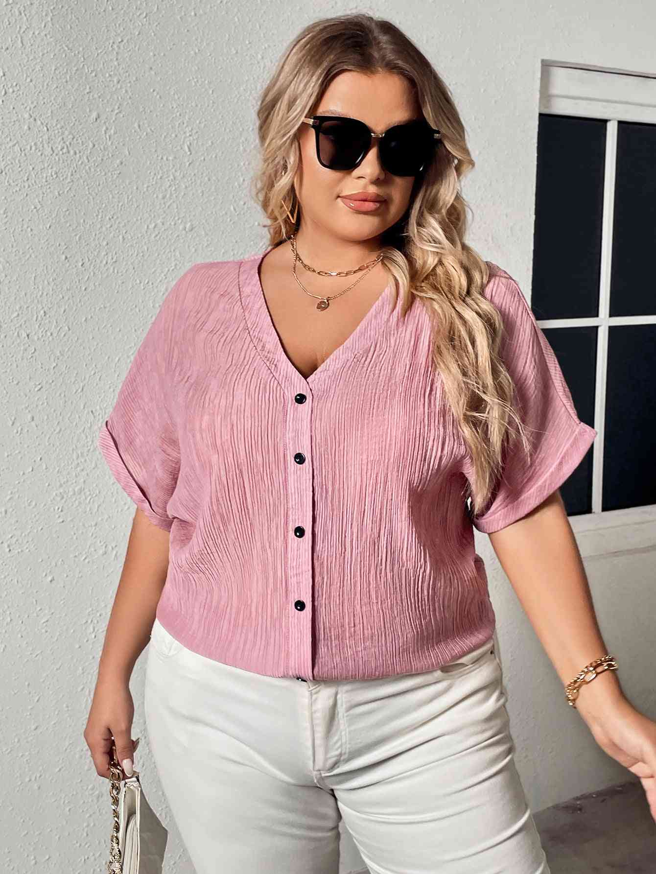 Blusa de manga corta con cuello en V y botones de talla grande