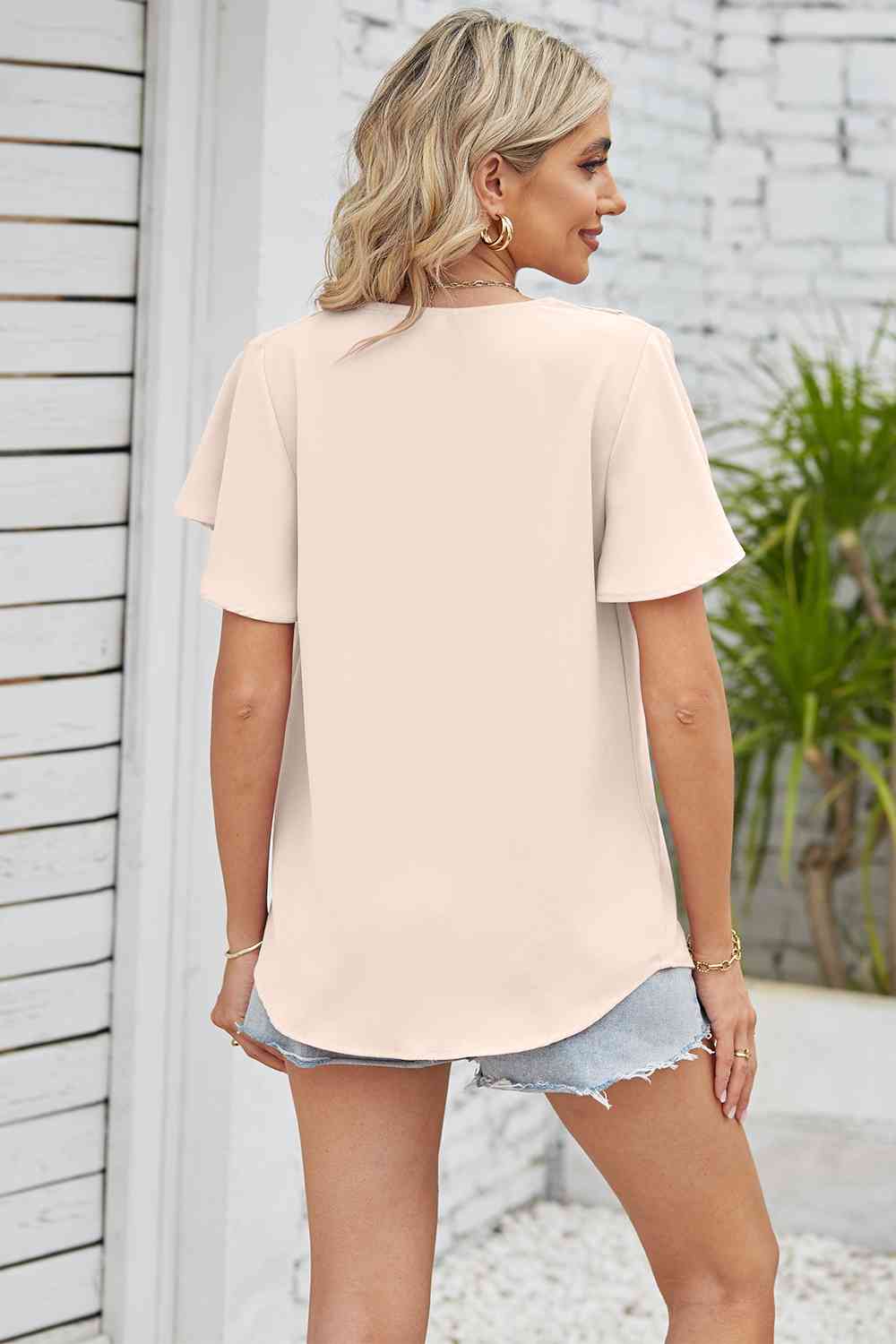 Blusa con mangas acampanadas y cuello en V