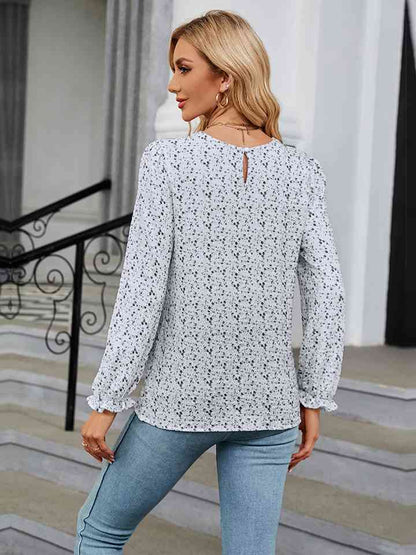 Blusa estampada con cuello redondo y mangas con volantes