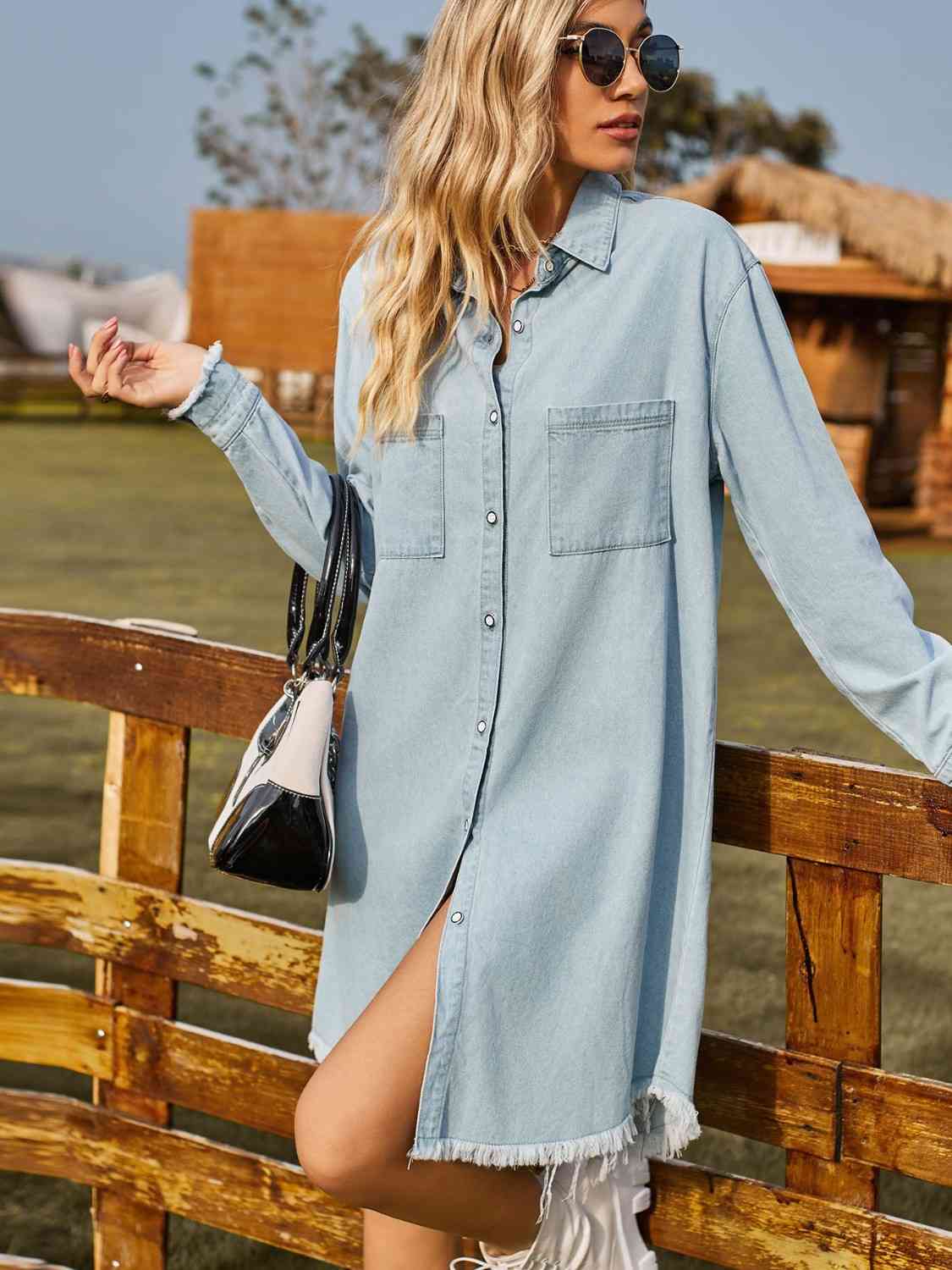 Robe en jean à col boutonné et ourlet brut