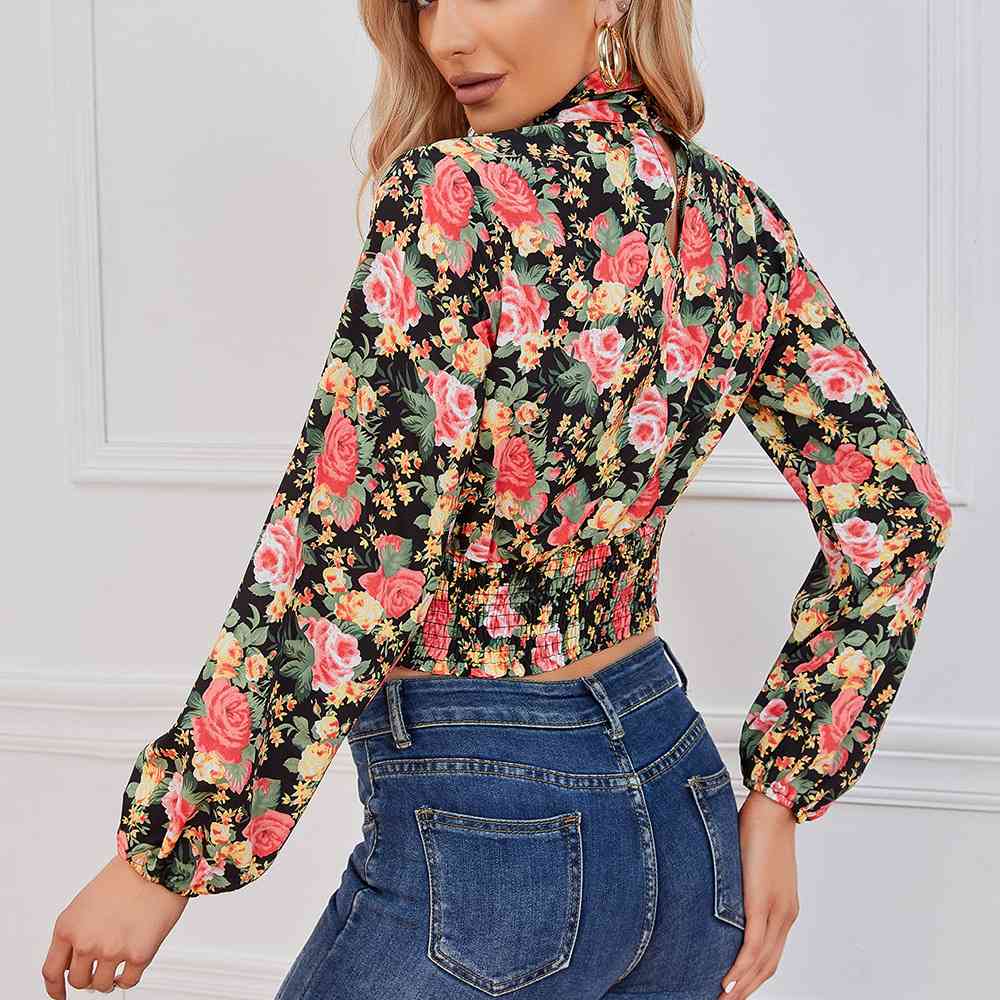 Blusa corta con cintura fruncida y estampado floral