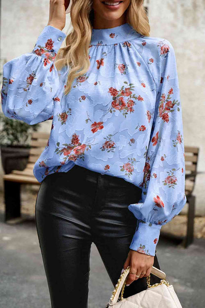 Blusa con manga farol y cuello simulado con estampado floral